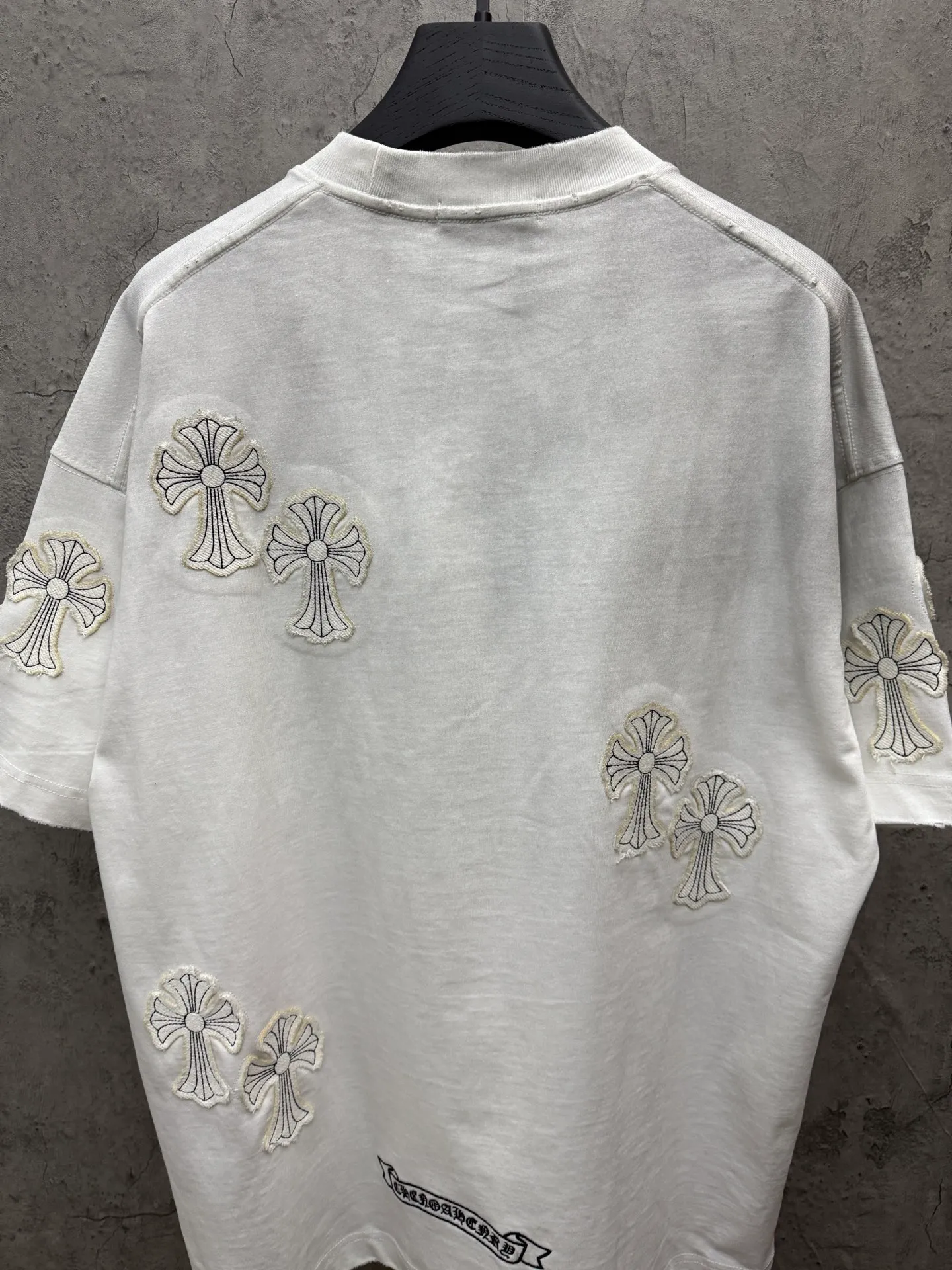 P240 top version, real shot without P, ​​different from market currency) 𝗖𝗵𝗿𝗼𝗺𝗲 𝗛𝗲𝗮𝗿𝘁𝘀/Croxin 2026 spring new original single counter American washed patch embroidered couple short sleeves 👑The highest version! Customized fabric 320 grams, washed and fried, a hot-selling model at the counter, very comfortable to wear. Accessories: original molded and authenticated collar label➕100% silk wash label. Genuine purchase-grade original hangtag➕matching hanging rope➕3D hanging beads➕original packaging bag. Craftsmanship: The original version has consistent wiring! The highest version of the armhole matching technique! Color: Black White Size: S M L XL Style No.: 5206